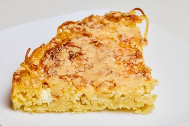 Yumurtalı spagetti ve fırında pişirilmiş parmesan peyniri, yemeye hazır..