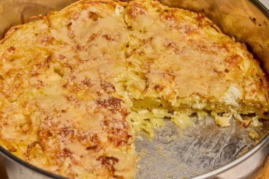 Yumurtalı spagetti ve fırında pişirilmiş parmesan peyniri, yemeye hazır..