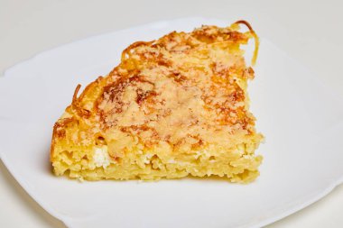 Yumurtalı spagetti ve fırında pişirilmiş parmesan peyniri, yemeye hazır..