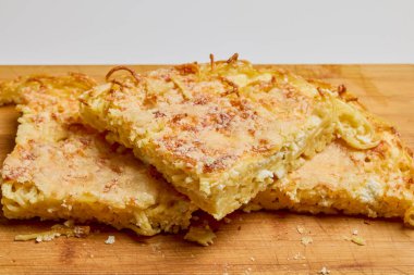 Yumurtalı spagetti ve fırında pişirilmiş parmesan peyniri, yemeye hazır..