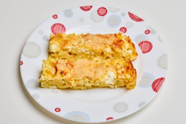 Yumurtalı spagetti ve fırında pişirilmiş parmesan peyniri, yemeye hazır..