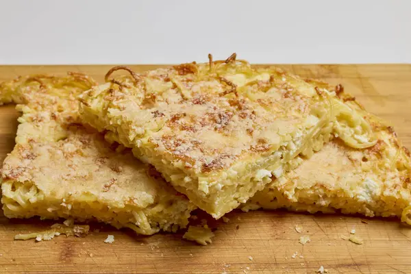 Yumurtalı spagetti ve fırında pişirilmiş parmesan peyniri, yemeye hazır..