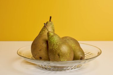 Armut Pyrus komünü 'Gute Luise', masanın üstünde..