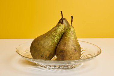 Armut Pyrus komünü 'Gute Luise', masanın üstünde..