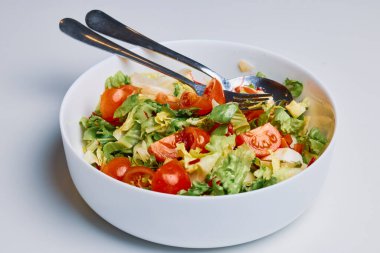 Karışık yeşil salata, domatesli ve peynirli..