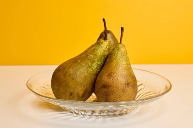 Armut Pyrus komünü 'Gute Luise', masanın üstünde..