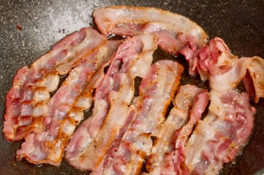 Fırında tavada kızartılmış pastırma dilimleri.