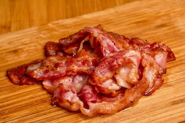 Tahtada kızarmış pastırma dilimleri..