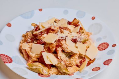 Sebzeli makarna, parmesan ve pastırma..