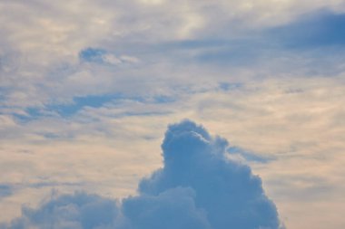 Akşam gökyüzünde dramatik bulutlu manzara