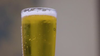 4K, hava kabarcıkları yükselirken bir bardak birayla yakınlaş..