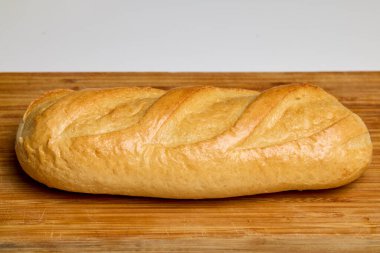 Tahta bir masada bir somun ekmek.