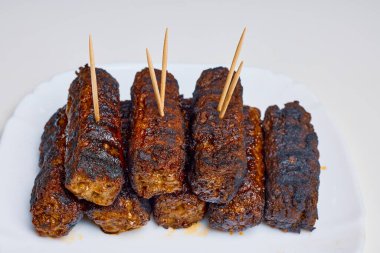 Geleneksel Romen yemekleri tabakta 