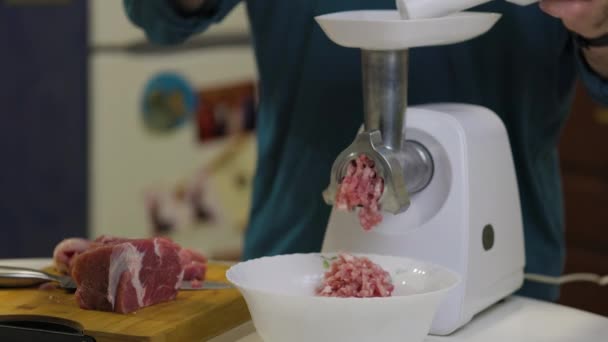 用电动切肉机切猪的人 — 图库视频影像
