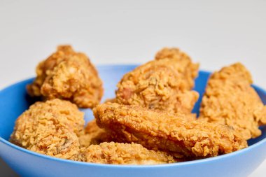 Kavanozda kızarmış tavuk kanadı.