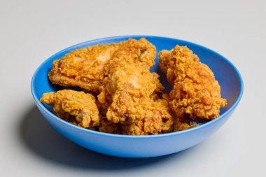 Kavanozda kızarmış tavuk kanadı.