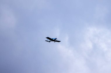 Güneşli bir günde gökyüzünde uçan bir uçak..