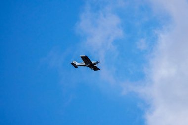 Güneşli bir günde gökyüzünde uçan bir uçak..