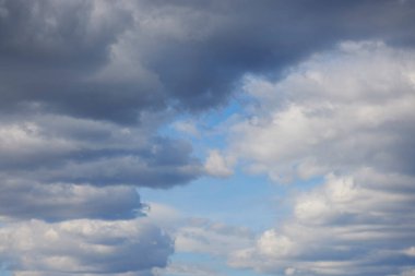 Bulutlu gökyüzü ile güzel manzara