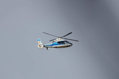 Gökyüzünde uçan bir helikopter..