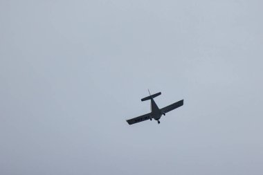 Güneşli bir günde gökyüzünde uçan bir uçak..