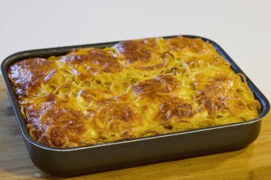 Fırında peynirli ve yumurtalı makarna..