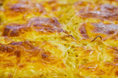 Fırında peynirli ve yumurtalı makarna..