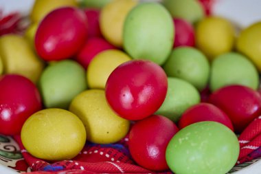 Bir tabak renkli Paskalya yumurtası..