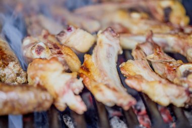 Izgarada pişerken et karışımı..