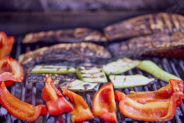 Izgarada karışık sebzeler.