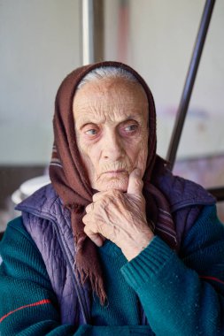 80 yaşından büyük bir kadının portresi.