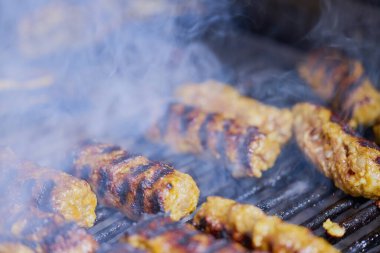 (Mici) ızgarada pişerken.