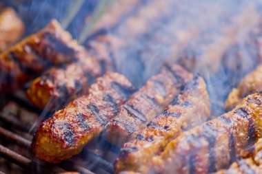 (Mici) ızgarada pişerken.