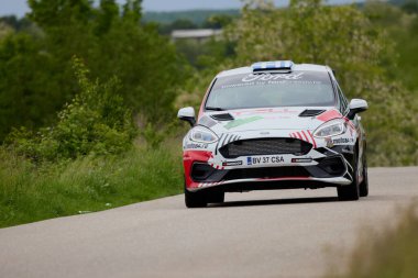 Albota, Arges Romania 09 Mayıs 2024, Arges Rallisi, rotanın ilk aşamasından görüntüler.