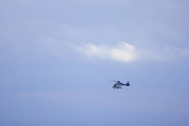 Gökyüzünde uçan bir helikopter..
