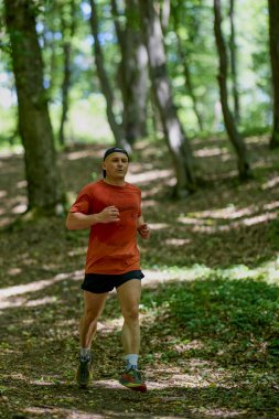 Ormanda koşan orta yaşlı güçlü bir adam.