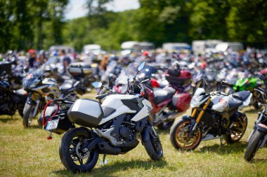 Mioveni Arges Romanya 15 Haziran 2024: (CF Moto Festivali) motosiklet yarışmacılarının dünya rekorunun kırıldığı törenden görüntüler.