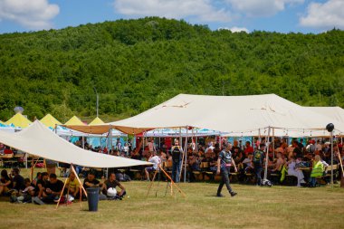 Mioveni Arges Romanya 15 Haziran 2024: (CF Moto Festivali) motosiklet yarışmacılarının dünya rekorunun kırıldığı törenden görüntüler.