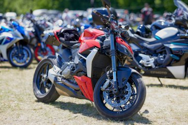 Mioveni Arges Romanya 15 Haziran 2024: (CF Moto Festivali) motosiklet yarışmacılarının dünya rekorunun kırıldığı törenden görüntüler.