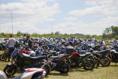 Mioveni Arges Romanya 15 Haziran 2024: (CF Moto Festivali) motosiklet yarışmacılarının dünya rekorunun kırıldığı törenden görüntüler.