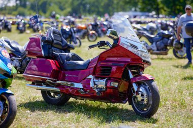 Mioveni Arges Romanya 15 Haziran 2024: (CF Moto Festivali) motosiklet yarışmacılarının dünya rekorunun kırıldığı törenden görüntüler.