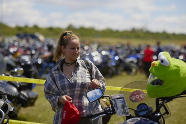 Mioveni Arges Romanya 15 Haziran 2024: (CF Moto Festivali) motosiklet yarışmacılarının dünya rekorunun kırıldığı törenden görüntüler.