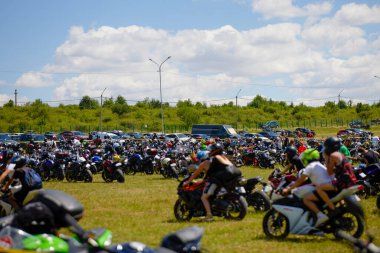 Mioveni Arges Romanya 15 Haziran 2024: (CF Moto Festivali) motosiklet yarışmacılarının dünya rekorunun kırıldığı törenden görüntüler.