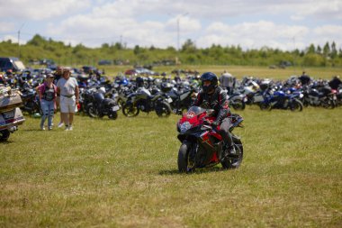 Mioveni Arges Romanya 15 Haziran 2024: (CF Moto Festivali) motosiklet yarışmacılarının dünya rekorunun kırıldığı törenden görüntüler.