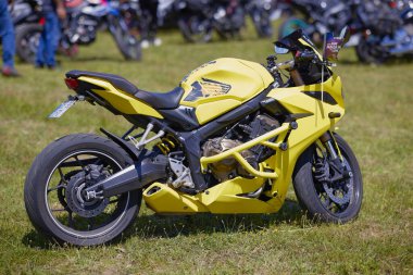 Mioveni Arges Romanya 15 Haziran 2024: (CF Moto Festivali) motosiklet yarışmacılarının dünya rekorunun kırıldığı törenden görüntüler.