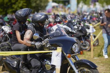 Mioveni Arges Romanya 15 Haziran 2024: (CF Moto Festivali) motosiklet yarışmacılarının dünya rekorunun kırıldığı törenden görüntüler.