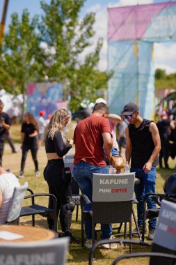 Mioveni Arges Romanya 15 Haziran 2024: (CF Moto Festivali) motosiklet yarışmacılarının dünya rekorunun kırıldığı törenden görüntüler.