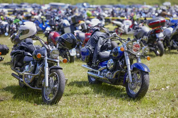 Mioveni Arges Romanya 15 Haziran 2024: (CF Moto Festivali) motosiklet yarışmacılarının dünya rekorunun kırıldığı törenden görüntüler.