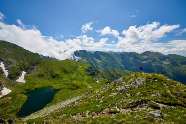 Romanya 'nın Fagaras dağlarından Capra Gölü manzarası