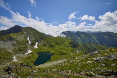 Romanya 'nın Fagaras dağlarından Capra Gölü manzarası